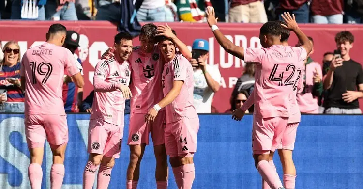 জোড়া গোল করে কোচের অভিষেক রাঙালেন মেসি