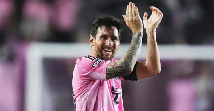 নতুন মাইলফলকের সামনে দাঁড়িয়ে মেসি