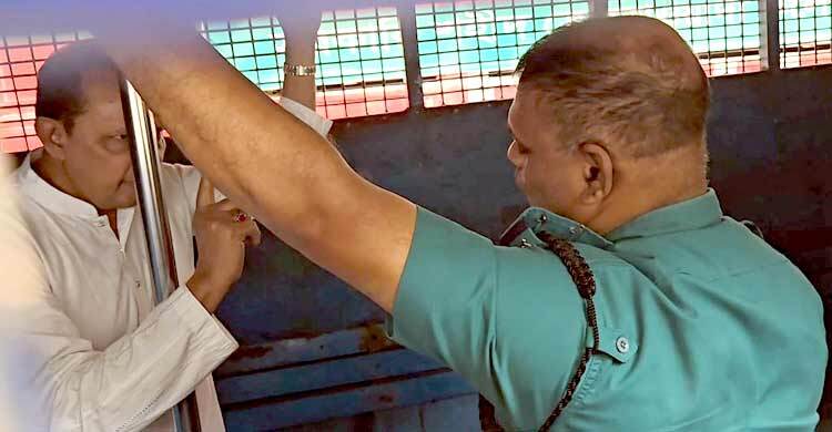 প্রিজনভ্যানে দাঁড়িয়ে থাকা নিয়ে পুলিশের সঙ্গে ইনুর তর্ক