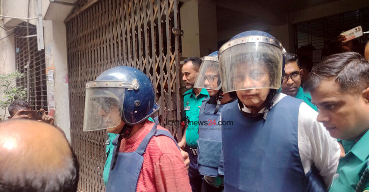 আদালতে সিঁড়ি বেয়ে উঠতে ইনুর অস্বীকৃতি