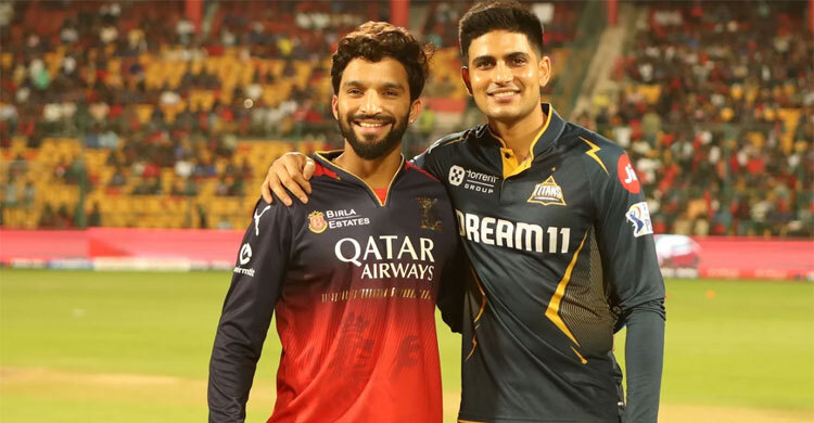 ঘরের মাঠে টস হেরে ব্যাট করছে কোহলির বেঙ্গালুরু