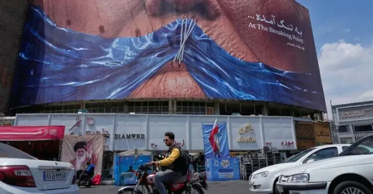 ইরানের অর্থনীতি ‘ধসিয়ে দেওয়ার মতো’ নিষেধাজ্ঞা দিতে যাচ্ছে যুক্তরাষ্ট্র