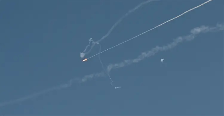 ইসরায়েলে রকেট হামলা ইরানের, পশ্চিম জেরুজালেমে মুহুর্মুহু বিস্ফোরণ