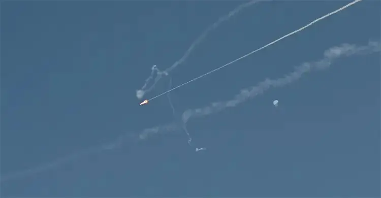 মধ্য ইসরায়েলে আঘাত হানলো ইরানের ক্ষেপণাস্ত্র