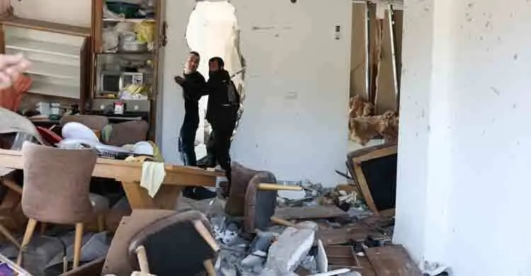 ইসরায়েলে নতুন করে ক্ষেপণাস্ত্র হামলা চালিয়েছে ইরান, আহত ২