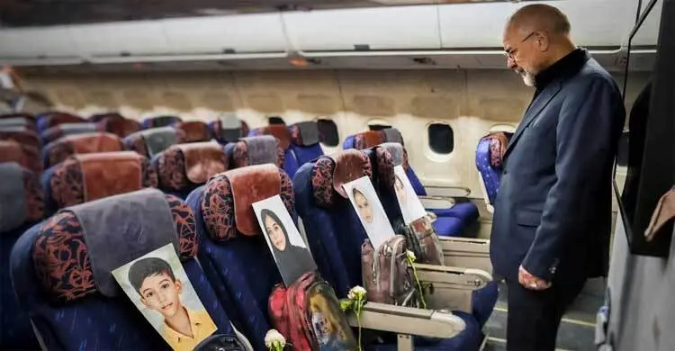 Iran carries portraits of slain children to Pakistan talks