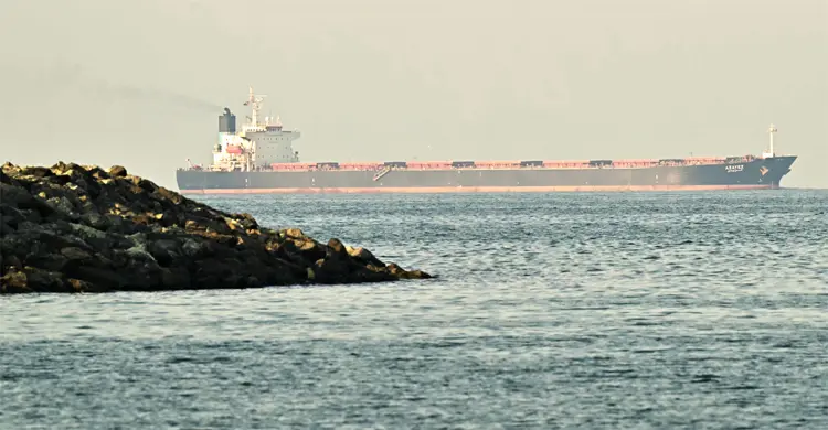 মার্কিন অবরোধ ভেঙে দক্ষিণের বন্দরে ইরানি জাহাজের প্রবেশ