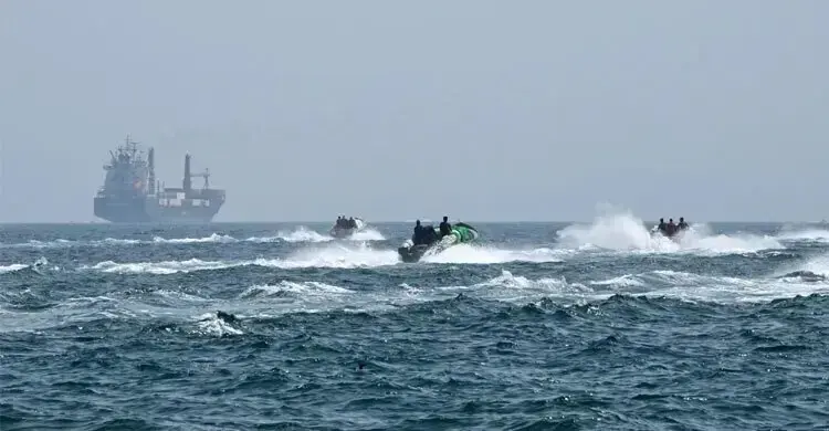 হরমুজ প্রণালি থেকে ৩ জাহাজ আটক করে যুক্তরাষ্ট্রকে কঠোর বার্তা ইরানের