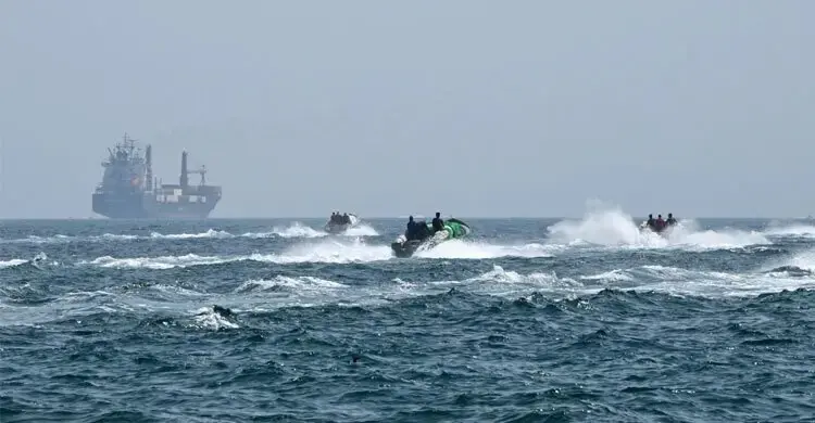 হরমুজ প্রণালিতে ৩ জাহাজ লক্ষ্য করে গুলি