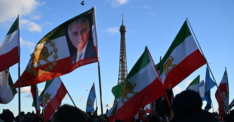 Iran’s ousted Shah’s son urges security forces to stand with people