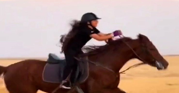 ইরাকি বালিকার ঘোড়ার প্রতি মমত্ববোধ, মন কেড়েছে দুবাই শাসকের