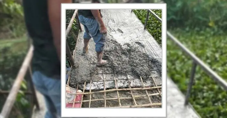 বাঁশ দিয়ে ঢালাই দেওয়া হলো আয়রন ব্রিজ