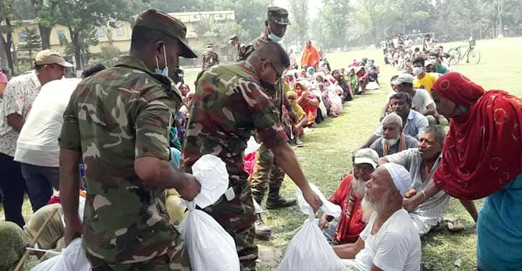 ঈশ্বরদীতে ২০০ অসহায়কে সেনাবাহিনীর ঈদ উপহার