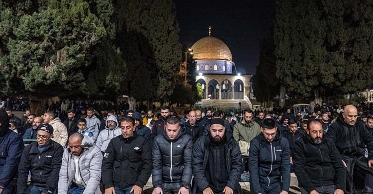 ইসরায়েলি বাঁধা পেরিয়ে আল-আকসায় ফিলিস্তিনিদের প্রথম তারাবিহ আদায়