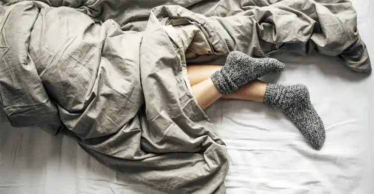 শীতের রাতে মোজা পরে ঘুমানো উপকার না ক্ষতি?