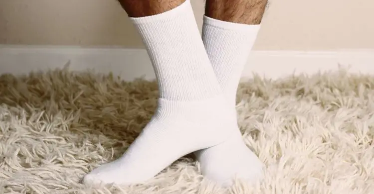 শীতের রাতে মোজা পরে ঘুমানো উপকার না ক্ষতি?