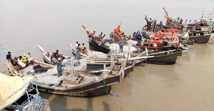 বঙ্গোপসাগরে ১৮ কোটি টাকার অবৈধ জাল ও মাছসহ ১২ নৌকা আটক