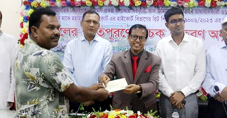 ঈশ্বরদীতে ক্ষতিগ্রস্ত ৬১ কৃষক পেলেন ৪ কোটি ৫৭ লাখ টাকার চেক