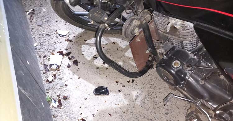 ঈশ্বরদীতে সাবেক এমপির বাড়িতে হামলা-ভাঙচুর