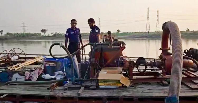 ঈশ্বরদীতে বালু উত্তোলনের সময় ড্রেজার জব্দ