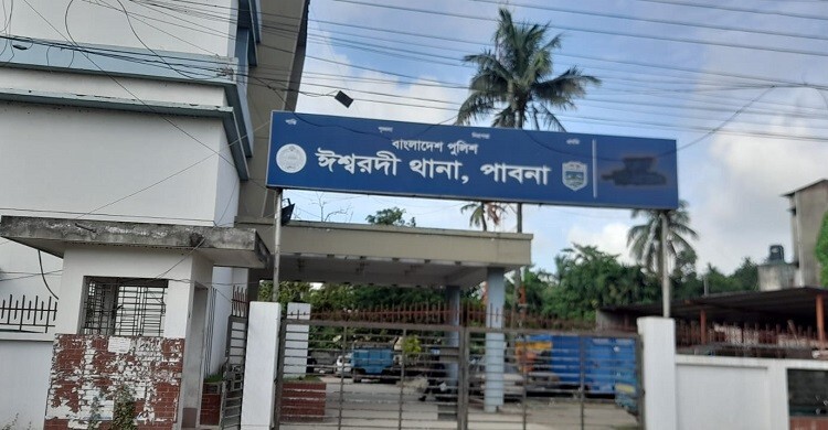 ছিটকে পড়া শিশুকে বাঁচাতে যান মোটরসাইকেল চালক, দুজনকেই চাপা দ