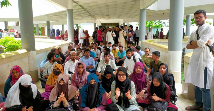 দ্রুত পরীক্ষা নেওয়ার দাবিতে বিভাগে তালা দিলেন শিক্ষার্থীরা