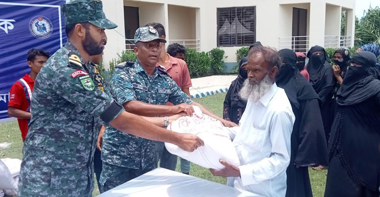 সেন্টমার্টিনে ক্ষতিগ্রস্ত ৬০০ পরিবারকে সহায়তা দিলো নৌবাহিনী