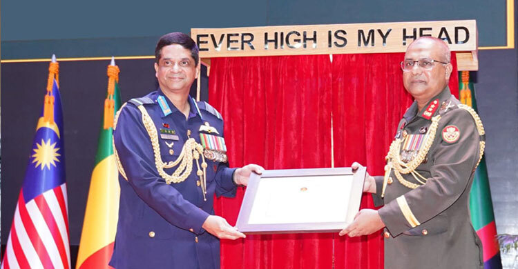 বিএমএ ‘হল অব ফেইমে’ অন্তর্ভুক্ত হলেন নৌ ও বিমানবাহিনী প্রধান