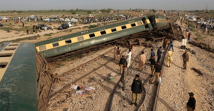 পাকিস্তানে ট্রেন দুর্ঘটনায় নিহত বেড়ে ৩০