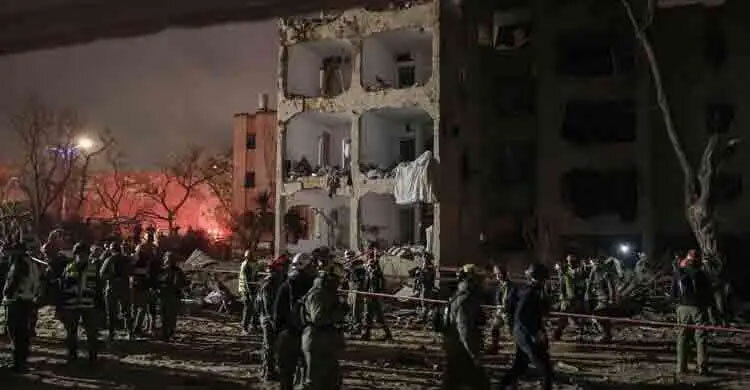 Iran missile strikes wound over 100 in two south Israel towns