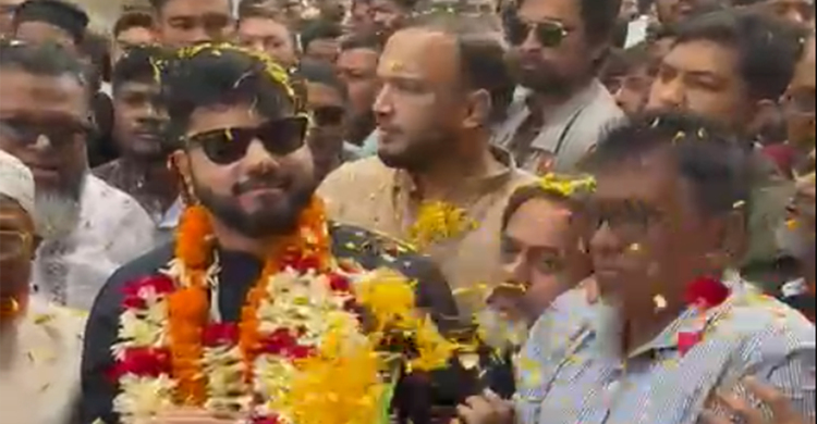 ফুল দিয়ে ইশরাককে বরণ করে নিলেন ঢাকা ৬ আসনের বাসিন্দারা