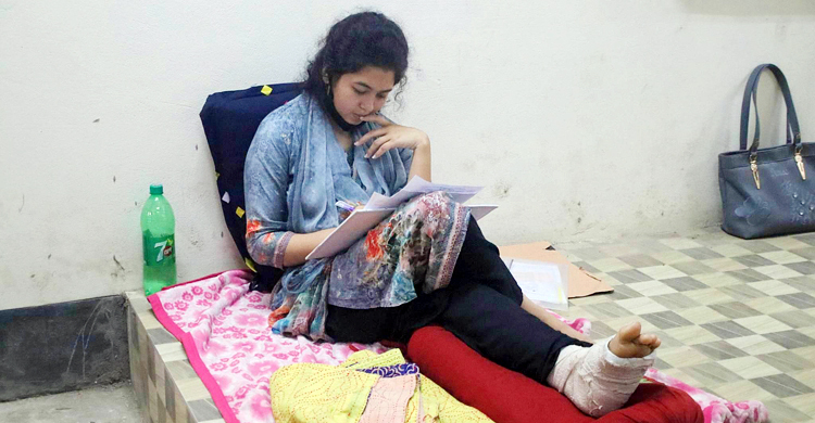 ভাঙা পা নিয়েই বিশ্ববিদ্যালয় ভর্তিযুদ্ধে মানসুরা