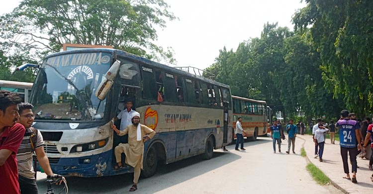 ইসলামী বিশ্ববিদ্যালয়,&nbsp;ছুটিতে হল খোলা রাখার দাবি, উপাচার্যের সাক্ষাৎ না পেয়ে ফটক অবরোধ