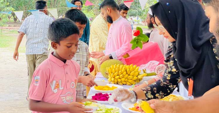 ইসলামী বিশ্ববিদ্যালয়ে সুবিধাবঞ্চিত শিশুদের নিয়ে ফল উৎসব