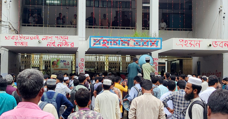 সাজিদ হত্যার বিচার দাবিতে প্রশাসন ভবন অবরোধ শিক্ষার্থীদের