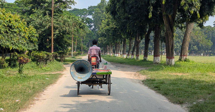ইবিতে বহিরাগত প্রবেশ ও পুকুরে নামতে নিষেধ করে মাইকিং