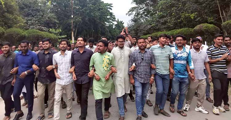 অভ্যুত্থানবিরোধী সব শিক্ষক-কর্মকর্তার শাস্তির দাবিতে বিক্ষোভ