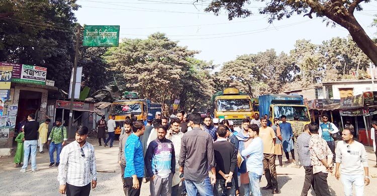 সংস্কারের দাবিতে কুষ্টিয়া-ঝিনাইদহ মহাসড়ক অবরোধ