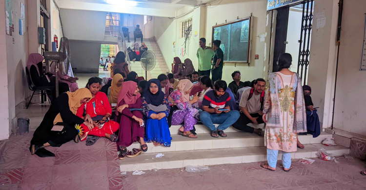 যৌন হয়রানিতে অভিযুক্ত শিক্ষককে স্থায়ী বরখাস্তের দাবিতে বিক্ষোভ