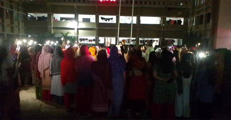 ইবি শিক্ষার্থীর মৃত্যুর তদন্তের দাবিতে রাতে ছাত্রীহলে বিক্ষোভ