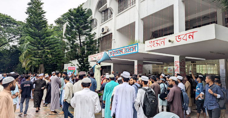 সাজিদ হত্যার বিচার দাবিতে প্রশাসন ভবন অবরোধ শিক্ষার্থীদের