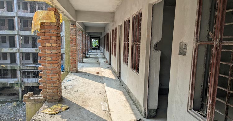 অর্থসংকটে স্থবির ইবির নির্মাণাধীন হল, সাইট ছাড়লেন শতাধিক শ্রমিক