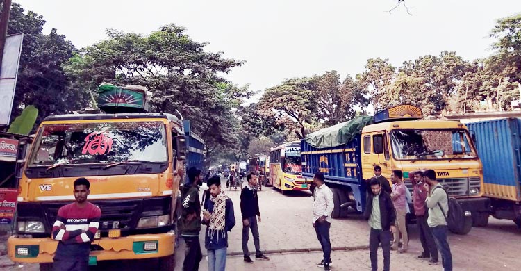 সংস্কারের দাবিতে কুষ্টিয়া-ঝিনাইদহ মহাসড়ক অবরোধ