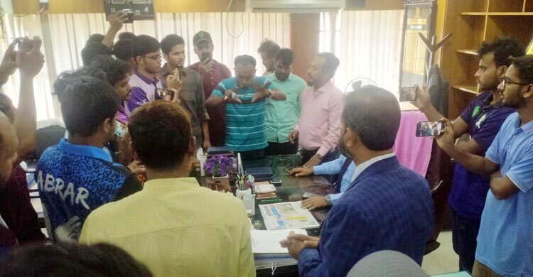 উপাচার্যের কার্যালয়ে ব্যাপক হট্টগোল, সংবাদ সংগ্রহে ছাত্রদলের বাধা