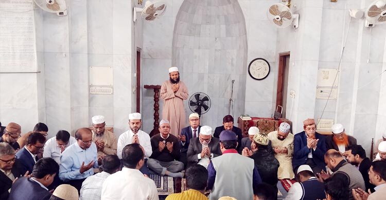 খালেদা জিয়ার সুস্থতা কামনায় বিএনপিপন্থি শিক্ষকদের দোয়া