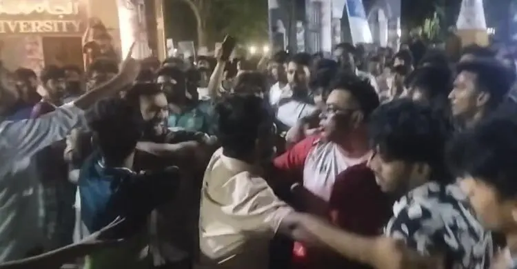 ইবিতে বাসে কথা-কাটাকাটি থেকে তুমুল সংঘর্ষ, প্রক্টরসহ আহত ৬
