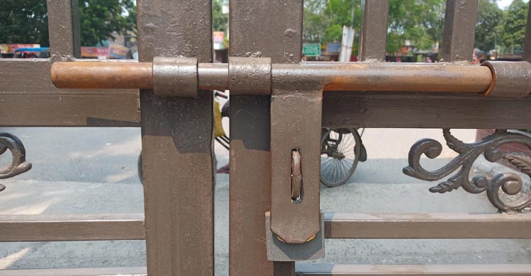 ইসলামী বিশ্ববিদ্যালয়,&nbsp;ছুটিতে হল খোলা রাখার দাবি, উপাচার্যের সাক্ষাৎ না পেয়ে ফটক অবরোধ