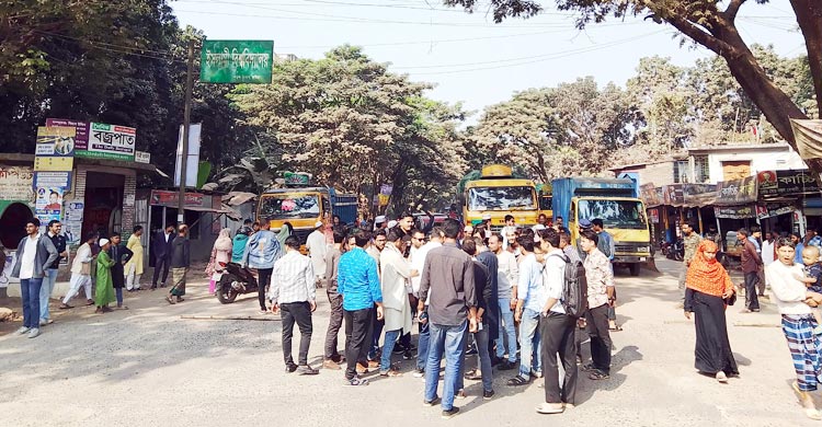 সংস্কারের দাবিতে কুষ্টিয়া-ঝিনাইদহ মহাসড়ক অবরোধ