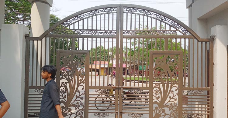 ইসলামী বিশ্ববিদ্যালয়,&nbsp;ছুটিতে হল খোলা রাখার দাবি, উপাচার্যের সাক্ষাৎ না পেয়ে ফটক অবরোধ