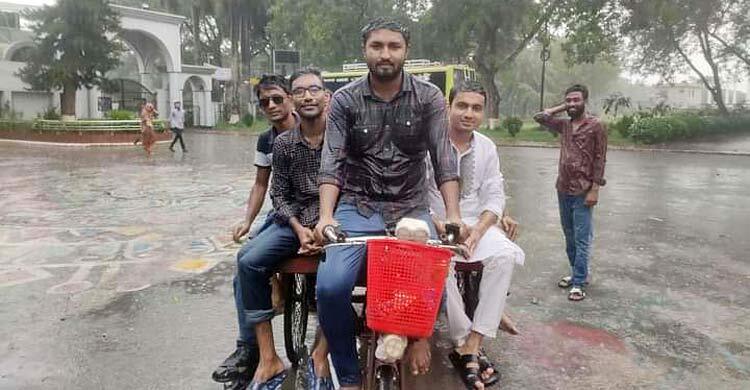 বৃষ্টিতে মাতলেন ইসলামী বিশ্ববিদ্যালয়ের শিক্ষার্থীরা